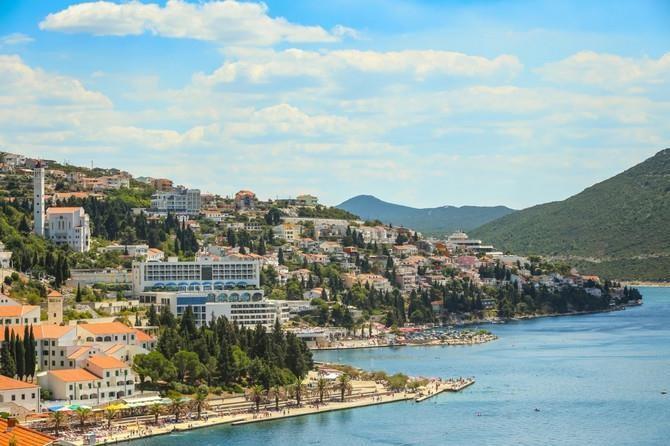 651 stanovnika, od toga 1.338 Hrvata. Jadransko more između Splita i Dubrovnika je neverovatno bistro i blistavo, uključujući i deo koji pripada Neumu.