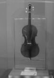 Bio je jedan od najve}ih violinskih virtuoza svih vremena oko ~ijeg imena su se nizale brojne legende, pa i #obja{wewa# da svoje violinske ~arolije duguje #dosluhu sa samim VODORAVNO: 1.