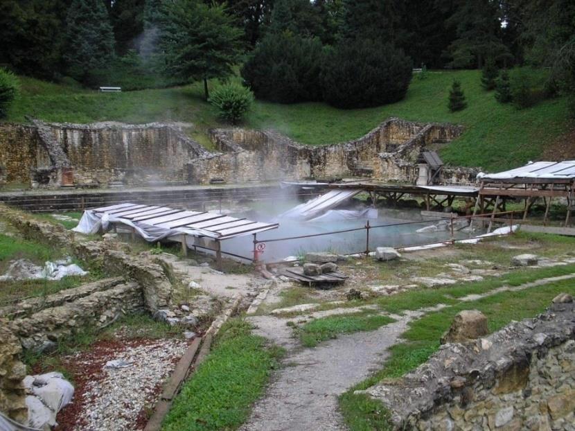 Slika 3.1. Varaždinske toplice-termalni izvori uz Rimske iskopine Interes liječnika i kemičara za termalnu vodu u Varaždinskim toplicama započeo je prije više od 200 godina.