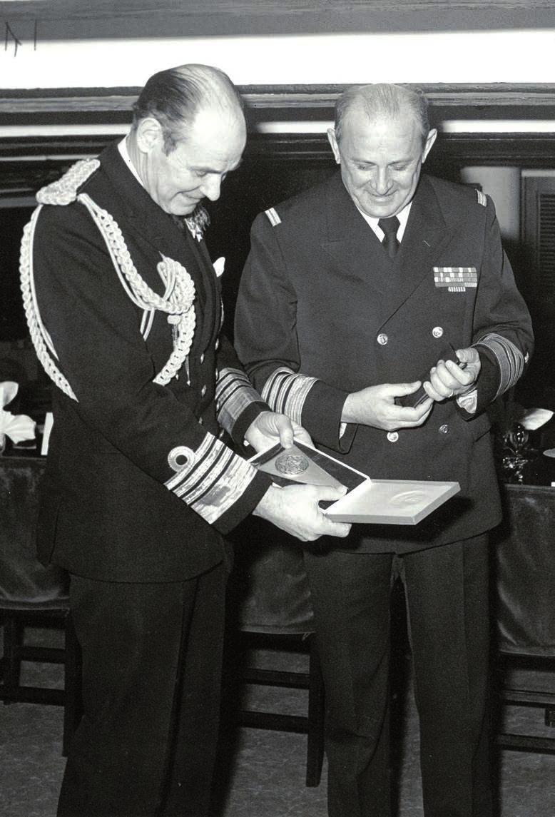 Predaja Plakete JRM-a admiralu Sir Terenceu Lewinu, komandantu britanske