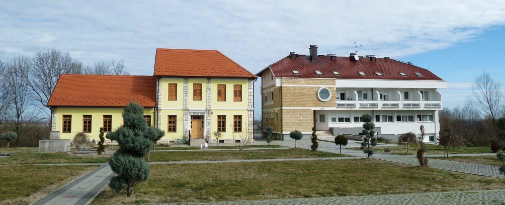 Obnovljeni stari župni stan, sada zgrada muzeja, (lijevo) i samostan sestara franjevki u Gornjoj Tramošnici ne.