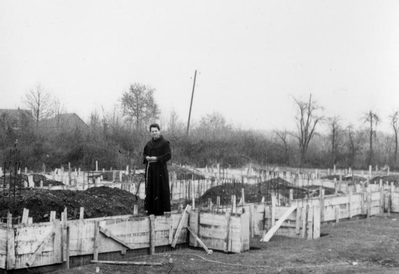 Dok se gradila nova crkva, misa se slavila pred drvenom kapelicom sv. Josipa Radnika Župnik fra Valerije na temeljima buduće župne crkve dinom rujna 1973.