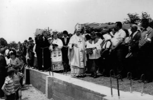 59 Nakon što je Komisija poslala nadbiskupu Čekadi izvješće koje je u potpunosti bilo na strani većine, gradnja je nastavljena, i to s nesmanjenim oduševljenjem te nije nimalo čudno da je župna kuća