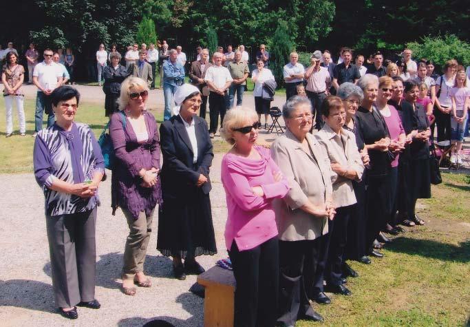 U svojoj je radionici skinuo s klupa staru, tamnu boju i obojio ih bojom u skladu s unutarnjošću crkve. - 1. lipnja 2007.