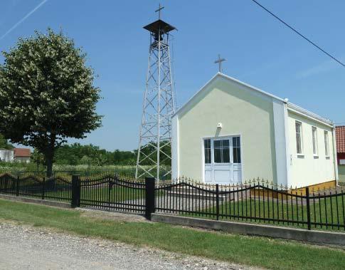 Obnovljene područna crkva u Orlovu Polju (lijevo) i kapelica u Njivku 13. svibnja 1999. godine slavljena je prva poslijeratna misa s blagoslovom polja za selo Čardak.