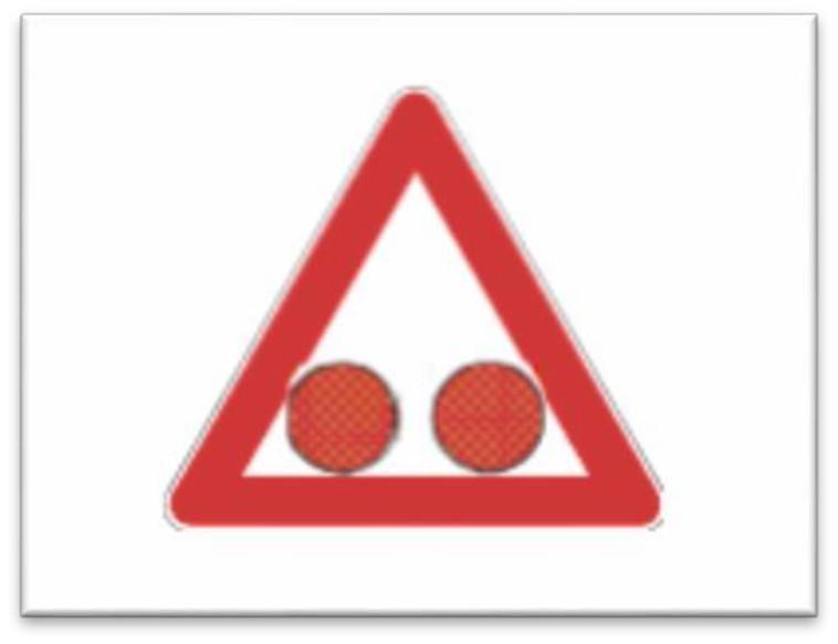 Slika 15. Svjetlosni znakovi koji označuju prijelaz preko pruge u jednoj razini Izvor: www.pismorad.hr (posjet stranici: 18. ožujka 2019.