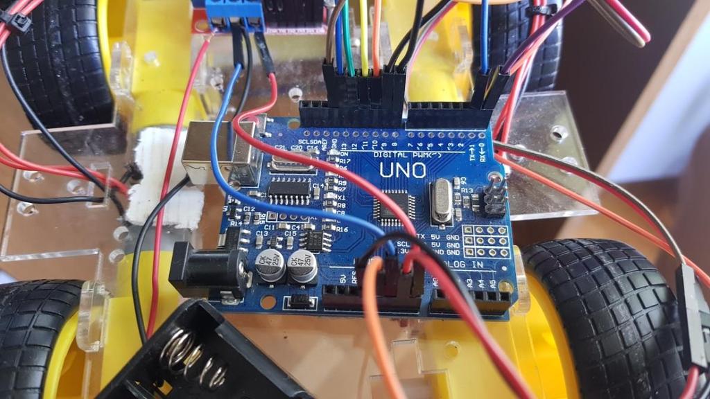 Slika 2.4.4. Povezivanje Arduino pločice Na šasiju se montira plastični držač za ultrazvučni sensor HC-sr04.