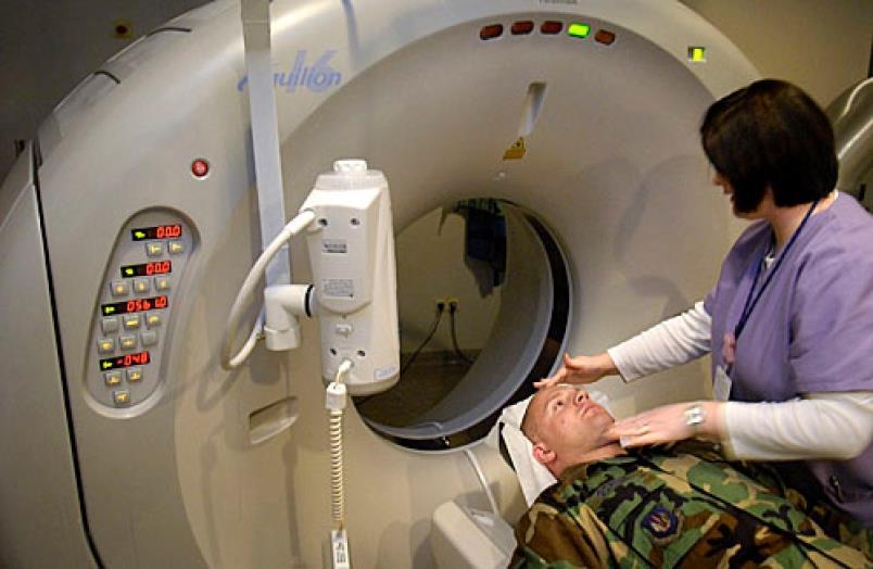 7.1.3 Pozicioniranje pacijenta za hitni CT glave Pozicioniranje uključuje postavljanje bolesnika u udoban položaj, simetrično u odnosu na podlogu uz postavljanje adekvatne zaštite od zračenja.