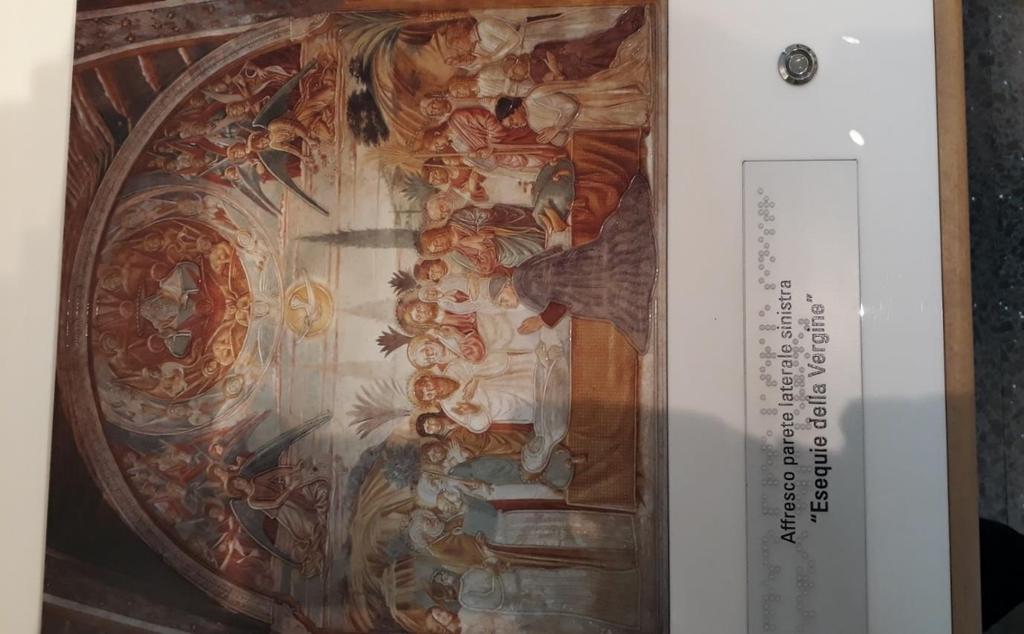 Slika 15. Reljefna interpretacija freske Esequie della Vergine 31 Aureole su, kako likova u pozadini, Bogorodice, tako i Jahvea kao strašnog suca na nebu, prikazane isprekidanim linijama.