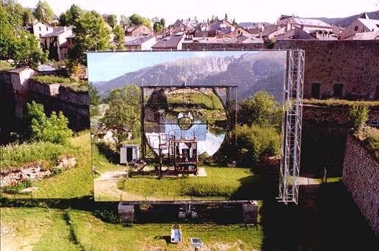 U mestu Odeju u Pirinejima (Francuska) Feliks Tromb je 1965. godine sagradio kuću sa tamnim zidom na južnoj strani, koji je po njemu dobio naziv Trombov zid.