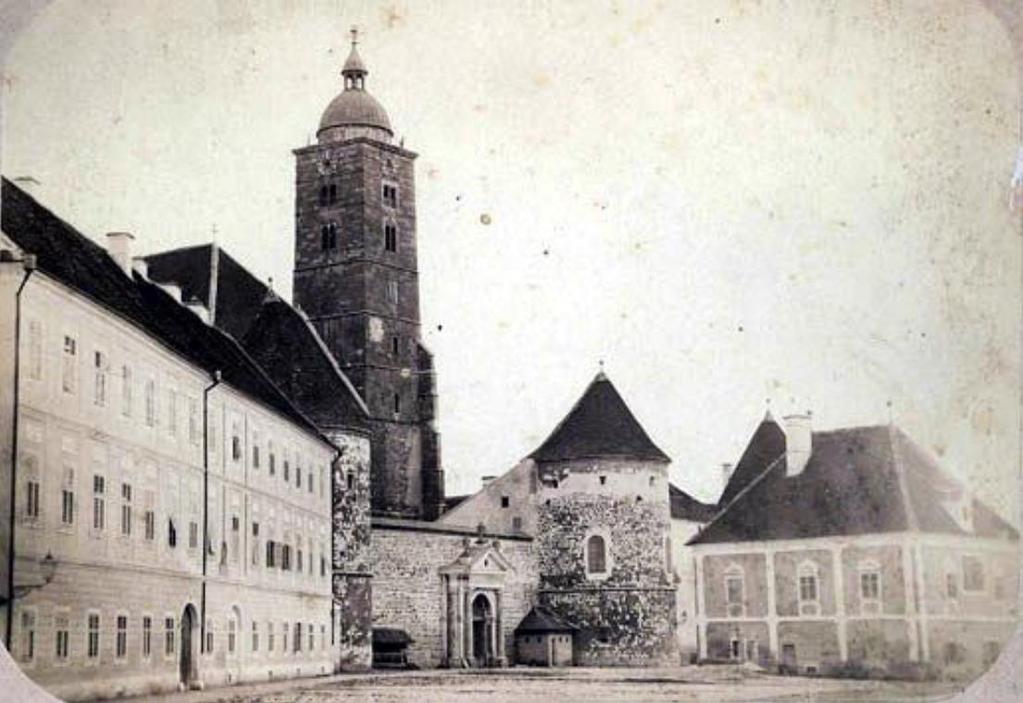 Završen je 1673. godine. Međutim, dok se portal još gradio, godine 1646. godine je katedralu zahvatio požar u kojem je nastradao krov i popucao svod.