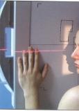 4.1.1. Lateralna projekcija kostiju lica Bolesnik stoji ili sjedi u kosom položaju uz vertikalni stativ ili leži na radiografskom stolu u položaju semipronacije.