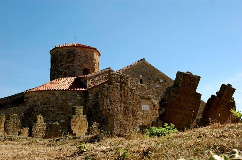 Petrova crkva, foto: Josif Raspopovic Nezaobilazan je i manastir Đurđevi stupovi koji je podigao župan Stefan Nemanja 1171. godine. Zaštićen je od strane UNESCO-a.