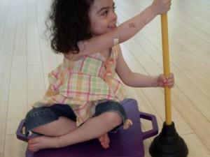 Skuter i štap sa gumenom polukuglom sjajna aktivnost za djecu sa dispraksijom, a jedan od razloga je zbog prelaženja srednje linije tijela.