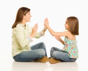 5.Igra pljeskanja dlanovima Sjedi se jedno naspram drugog, te zajedno pljeskati dlanovima, a zatim RT i dijete desnom pa lijevom pljesnete dlanove.