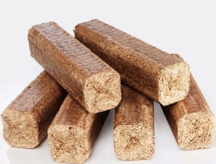 Kao i kod peleta, postupak proizvodnje drvnih briketa uključuje nekoliko faza: drobljenje sirovine, sušenje i prešanje. Osnovni parametri: - Sadržaj pepela je < 1,5 %.