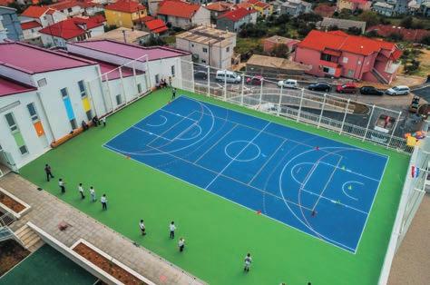7 SLIKE 7, 8, 9: Draženovo košarkaško igralište na šibenskom Baldekinu izvedeno je sustavom Mapecoat TNS Multisport Professional, kao i sportska igrališta OŠ Kralja Zvonimira u Solinu i OŠ Žnjan