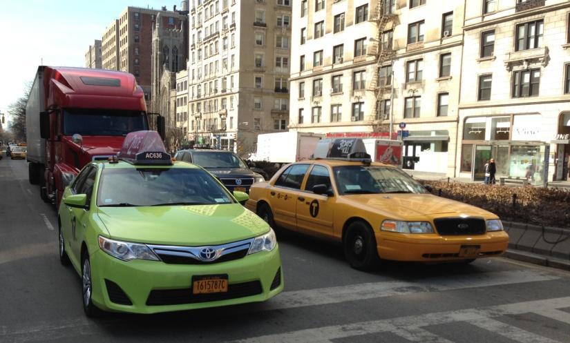 Slika 13. Boro taksi i medaljon taksi vozilo Izvor: [11] U kolovozu 2013. godine počeli su prometovati i boro taksi vozila svijetlo zelene boje.