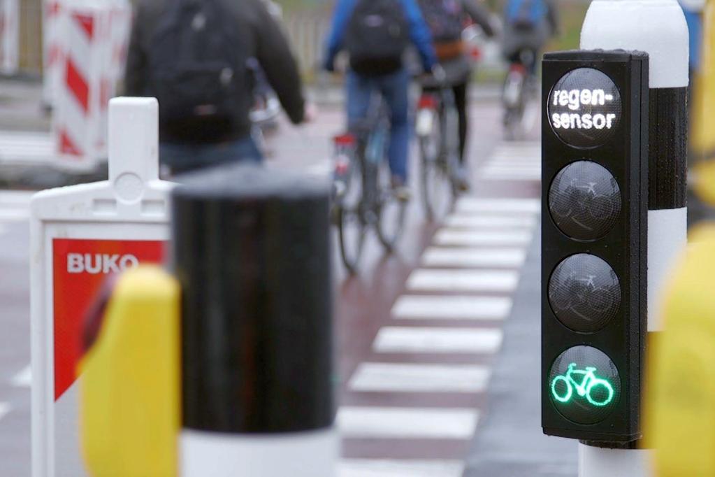 Odvojena svjetlosna signalizacija za bicikliste može se primijeniti na razne načine kako bi im se skratilo vrijeme čekanja i produljilo trajanje zelenog svjetla: Za bicikliste može biti predviđena