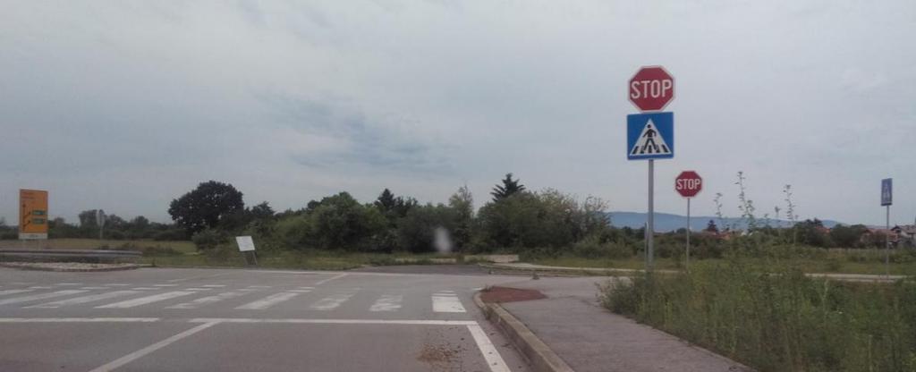 Na slici 58. Prikazan je primjer raskrižja gdje je prometni znak obvezno zaustavljanje postavljen dva puta na prilazu sporedne na glavnu cestu.