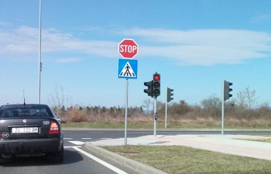 svjetlosnim znakovima za upravljanje prometom.