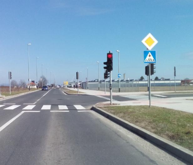 Slika 83. Postavljanje prometnih znakova na semaforski stup Na slici 84.