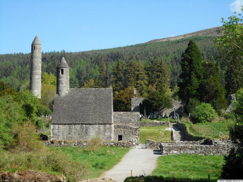 Slika 5. Samostan Glendalough Izvor: http://www.marijan- birus.iz.hr/images/irland/iz%20dublina%20u%20unutrasnjost/glendalough%20- %20samostan%20008%20[Rezolucija%20ekrana].jpg 3.