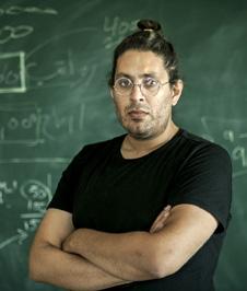 071 Mohanad Jakubi je reditelj, producent i jedan od osnivača produkcijske kuće Idioms Film sa sedištem u Ramali.
