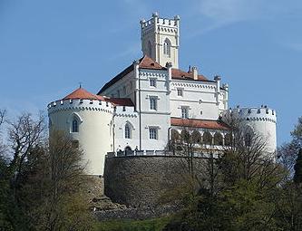 stoljeću, no ne zna se tko ga je sagradio (Dvorac Trakošćan: http://www.trakoscan.hr/). Njegovo ime prvi put se spominje 1334. u popisu župa, a srednjovjekovni grad spominje se 1399.