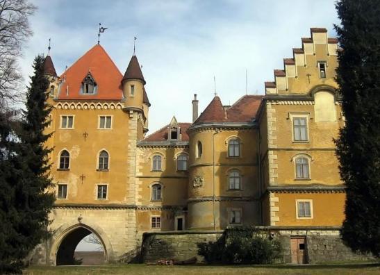 Dvorac Maruševac Dvorac Maruševec jedan je od najvećih dragulja Hrvatskog zagorja, a svojom ljepotom i privlačnošću lako se može mjeriti s ljepotom Trakošćana i Velikog Tabora.