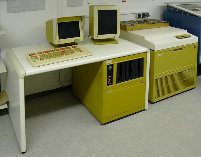 Zapis slova se registrirao na sedmokanalnoj perforiranoj traci. 60-tih godina pojavili su se prvi slagaći uređaji s računalima koji su imali jednoredne pokazivače (ekrane) do dvadesetak slova.