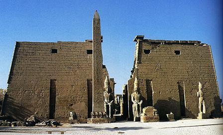 5.2 Luxor Luxor se nalazi upravo u Tebi gdje po Homeru građevine sadržavaju neizmjerna bogatstva, a svaka od stotinu gradskih vrata čuva 200 ratnika koji izlaze kroz otvore na vrata s konjima i