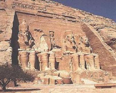 Hram se nalazi tristo kilometara južno od prve nilske katarakte, na nubijskom području. To se mjesto štovalo već davno prije početka Novoga kraljevstva.