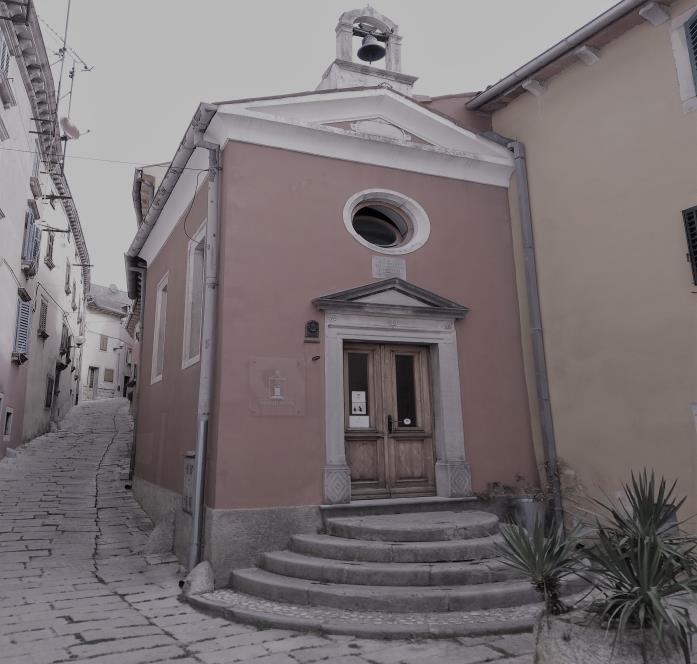 U unutrašnjosti crkve još se nalazi drveni oltar, na kojem je pala talijanskog slikara Giovannija Cornera. 30 Crkva svete Marije od Karmela Izvor: vlastiti izvor (06. rujan, 2019.) 9.
