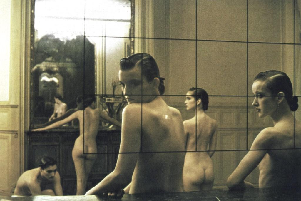 Sl. 4. D.Turbeville, Pet djevojaka u sobi u Pigalleu, Paris, Vogue Italia, 1982.