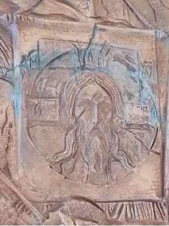 SLOVO M NA NEMANJINOM SPOMENIKU Sa krstom na oreolu Isus je predstavljen u liku Sv. Save. U lijevom gornjem dijelu pored oreola je feničansko slovo M.