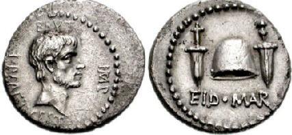 ; pileus, dva bodeža i legenda EID.MAR na rv. Srebrna inačica, denarius iz 43. g. pr. n. e. prikazuje Brutov portret na aversu i pileus 57 između dva bodeža s legendom EID MAR 58 na reversu.