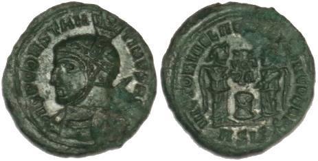 Reljef na reversu predstavlja pobjedonosnu bitku u sukobu protiv cara Licinija 98 u obliku dvije božice Viktorije koje su okrenute jedna ka drugoj držeći štit (iznad oltara) na kojem je upisano VOT