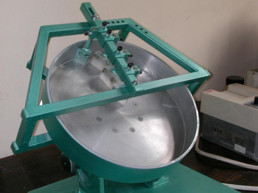 3.2. Procesna jedinica disk granulator Svi eksperimenti (testovi) mokrog granuliranja prevrtanjem provedeni su na procesnoj jedinici laboratorijskog mjerila, disk granulatoru (slika 3.2.) smještenom u laboratoriju opremljenim ventilacijskim sustavom.