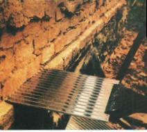 Slika 34. Postavljanje hidroizolacijskog sloja u kampadama Zid se buši ili pili na preskoke i zabrtvi, potom se između zabrtvljenih izbuši drugi niz.