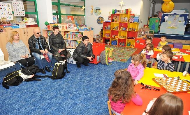 Djeca su unaprijed pripremaju za taj susret kroz čitanje slikovnice Bontončić koja govori kao se ponašati s djecom invalidima, a samim time i odraslim invalidima (sl. 9).