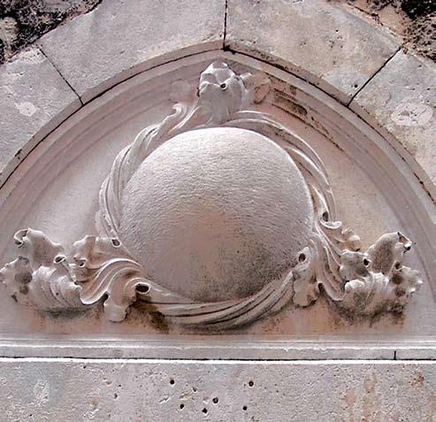 Portal palače na Dosudu s konveksnim ogledalom, simbolom Razboritosti Alešijeva stana poznat je iz dokumenta o prodaji drugog stana što su ga 13. listopada 1481.