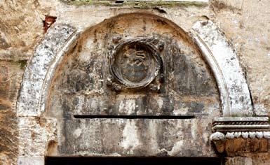 Portal s grbom Marulić na balkon, na kojemu je kićeni gotički portal. Portal ima ravni nadvratnik, bez lunete.
