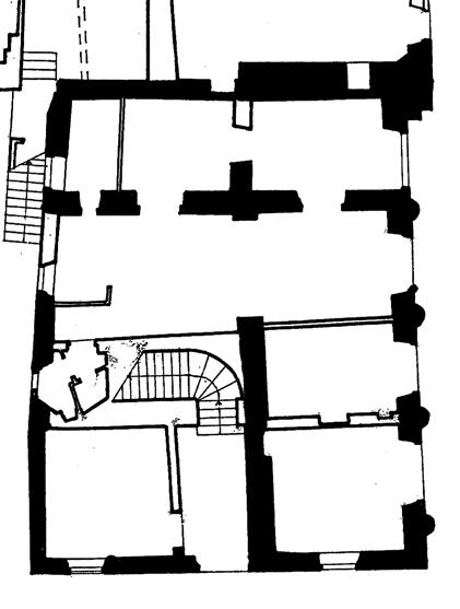 Na prvom je katu sačuvan jednostavni portal, s dovratnicima i nadvratnikom jednostavnog profila. Lijevo od portala nalazi se zidna niša pravokutnog oblika, s vodoravnom kamenom pregradom.