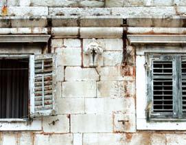 Akroterij zazidanog prozora palače u Željeznim vratima isklesana je na nadvratniku. Sačuvan je i jedan masivni polustup s kapitelom dvorišne lože, danas uzidan u zid zgrade.