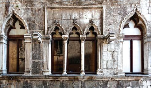 Trifora na palači Cambj telom ukrašenim motivom dijamantnih vrhova. Prozori imaju trilobne šiljaste lukove, ukrašene motivom raboša.