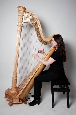 2.2. Držanje tijea za harfom Poožaj tijea tijekom sviranja harfe izuzetno je važan. Održavajući pravini poožaj tijea postižemo stabinost i opuštenost, oakšavajući time proces vježbanja i muziciranja.