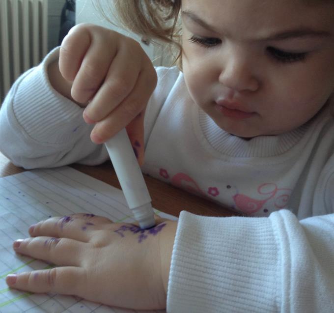 FLOMASTERI, OLOVKE, BOJE, LEPAK Prirodno, deca treba da budu u mogućnosti da crtaju, boje, seku i lepe, a da pritom nisu izložena opasnostima po zdravlje.