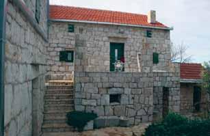 Stare kamene kuće obitelji Bože Škopljanca temeljito su obnovljene i dobile svoju novu namjenu Marko Škopljanac Božin srdačno je dočekao