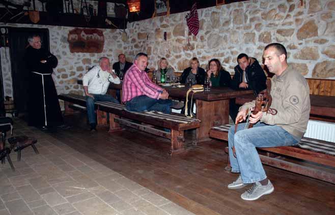 IZ ŽIVOTA ŽUPE Marko Škopljanac je guslio i zapjevao gostima iz Bilica u bivšoj štali koja je preuređena u etnografsku zbirku i prostoriju za prijam gostiju sta medunca, koja je zašti eni spomenik